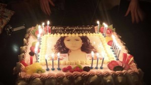 La torta di compleanno con la foto di Sharon Alario