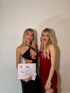 La-vincitrice-Valentina-Giarmana-con-la-presentatrice-Beatrice-Bigoni